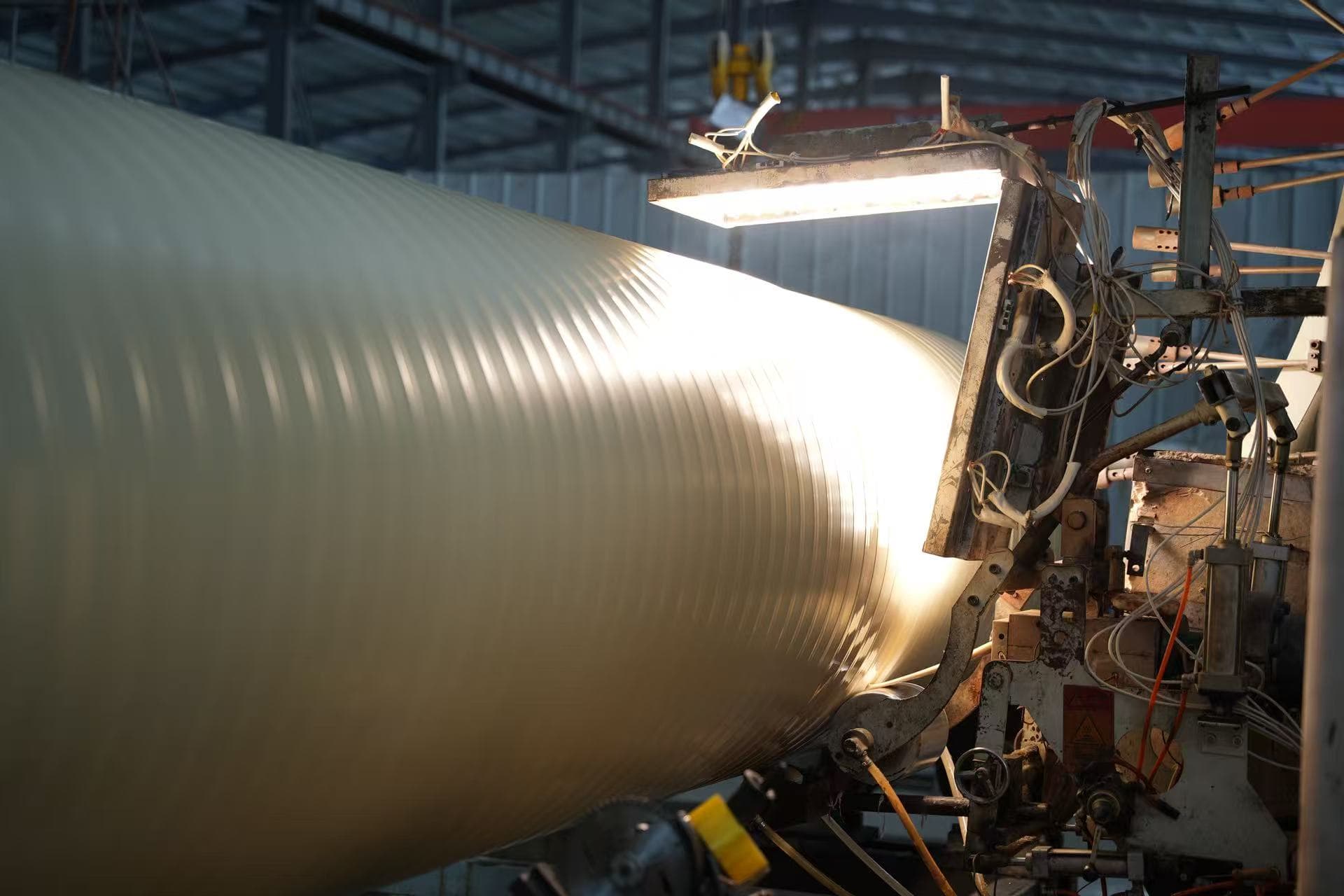 PPH tank body being spiral-wound at Xin Longdi